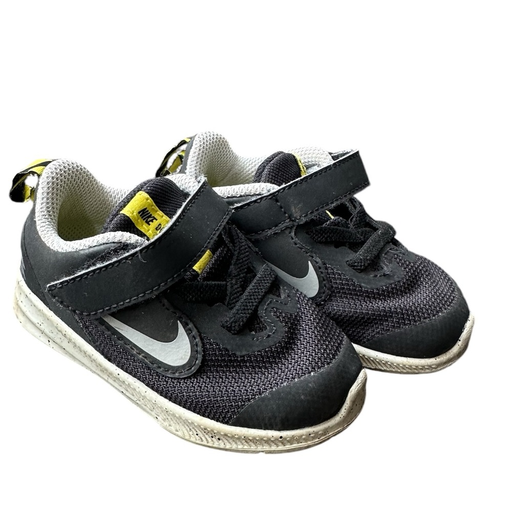 Baby Nike crib tennis shoe size 5c